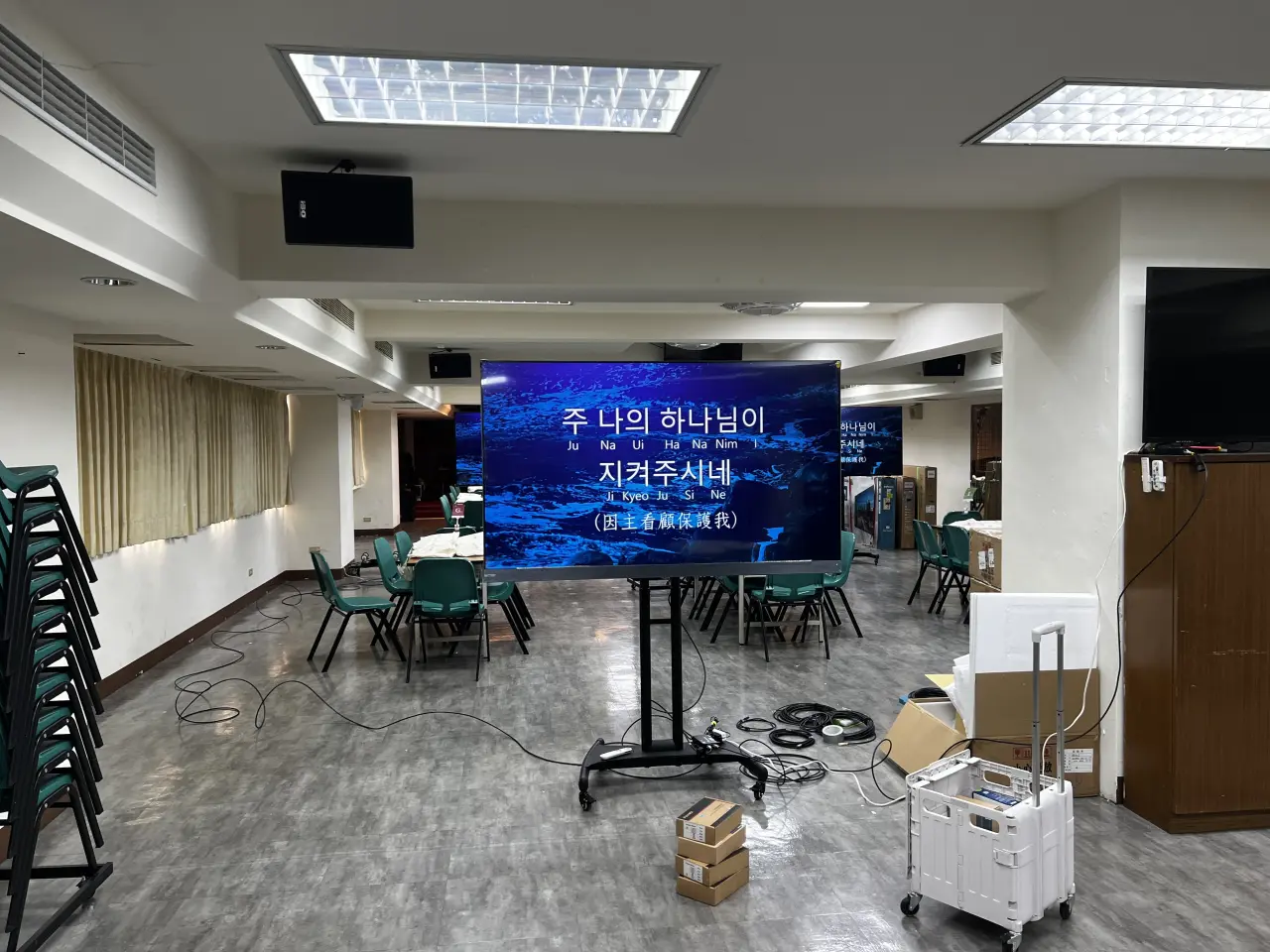 建國路教會液晶電視租賃案例